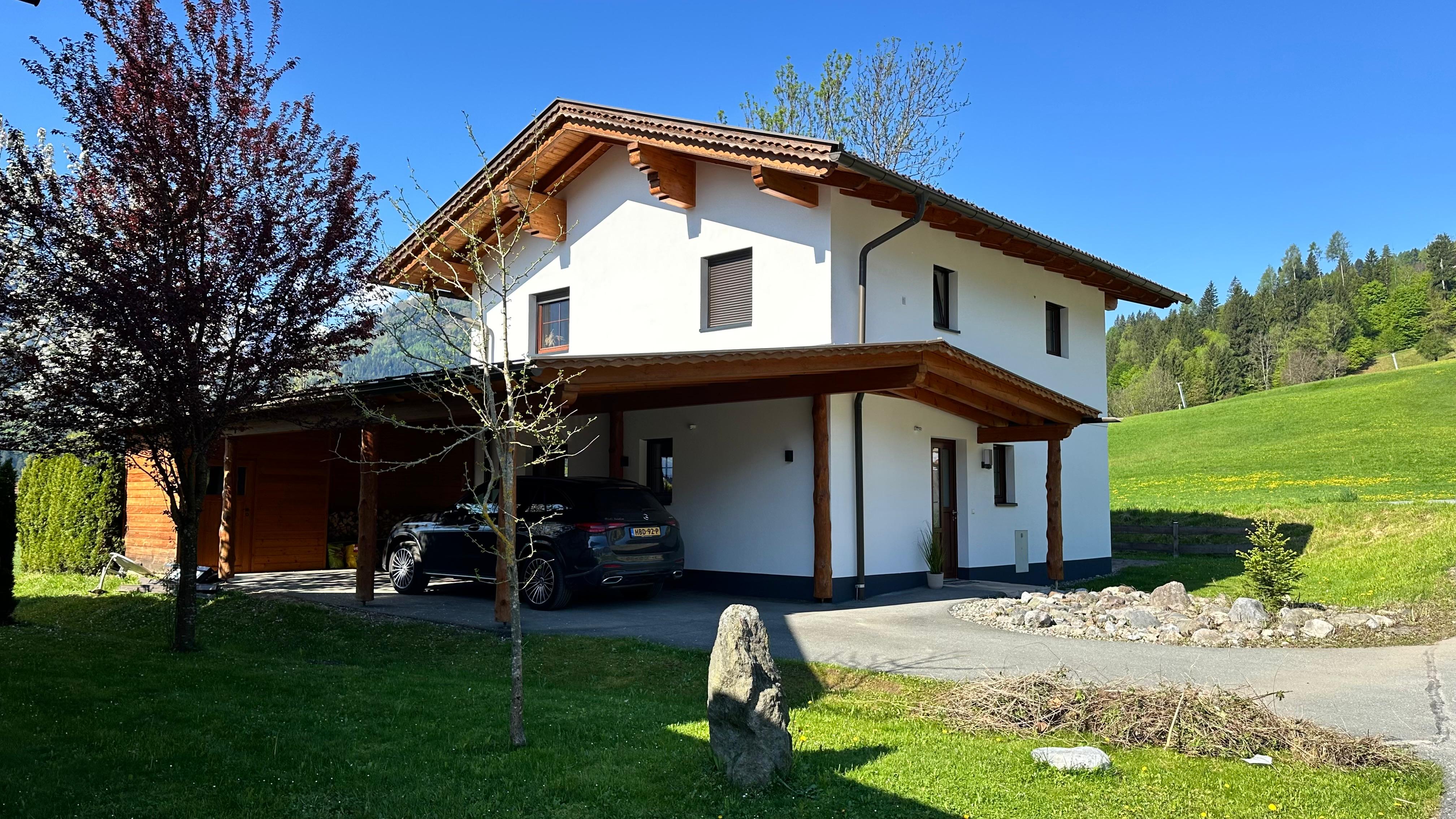 Luxe chalet woonkamer met grote ramen en uitzicht op bergen