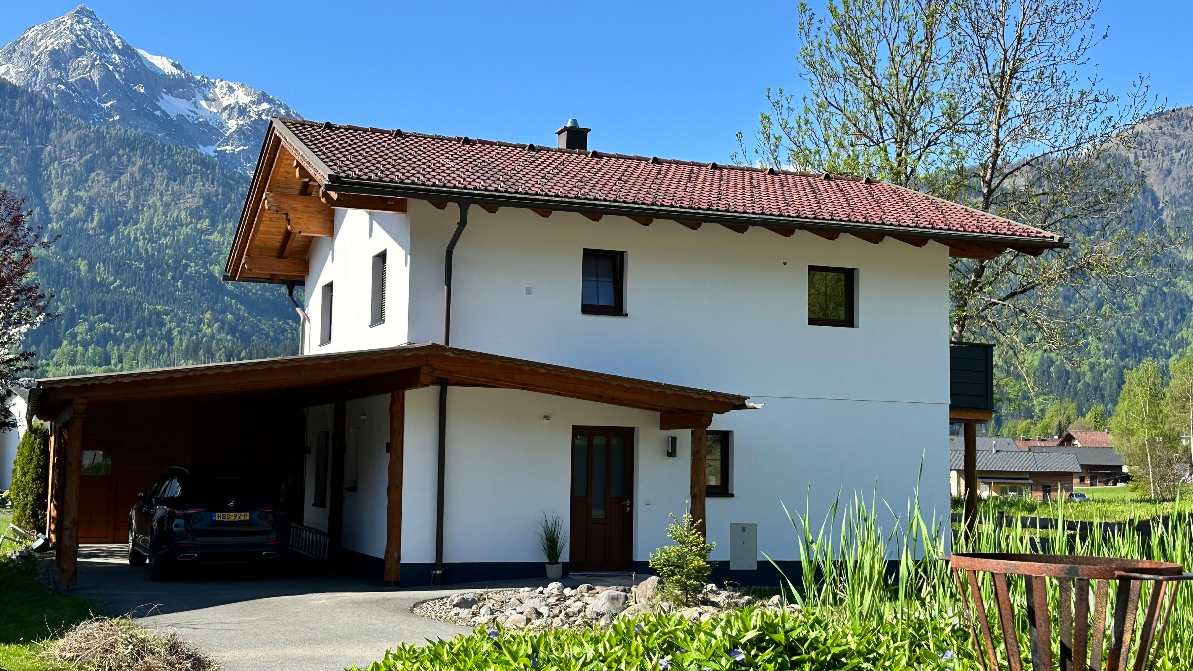 Luxe chalet woonkamer met grote ramen en uitzicht op bergen
